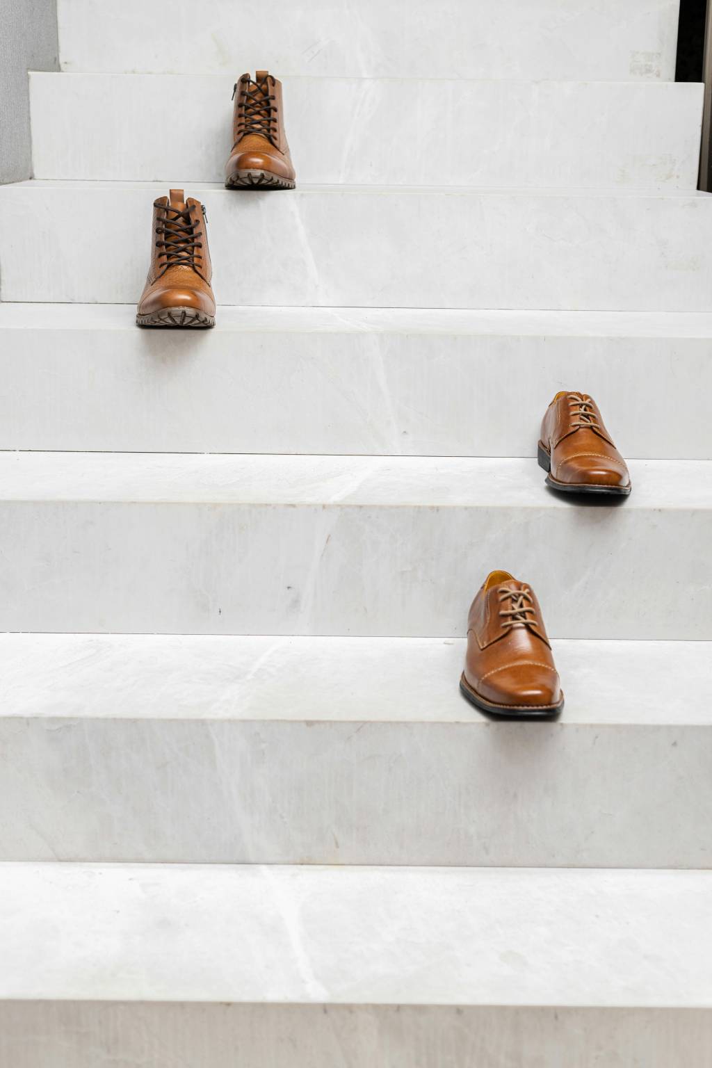The difference between elevator shoes and thick sole shoes